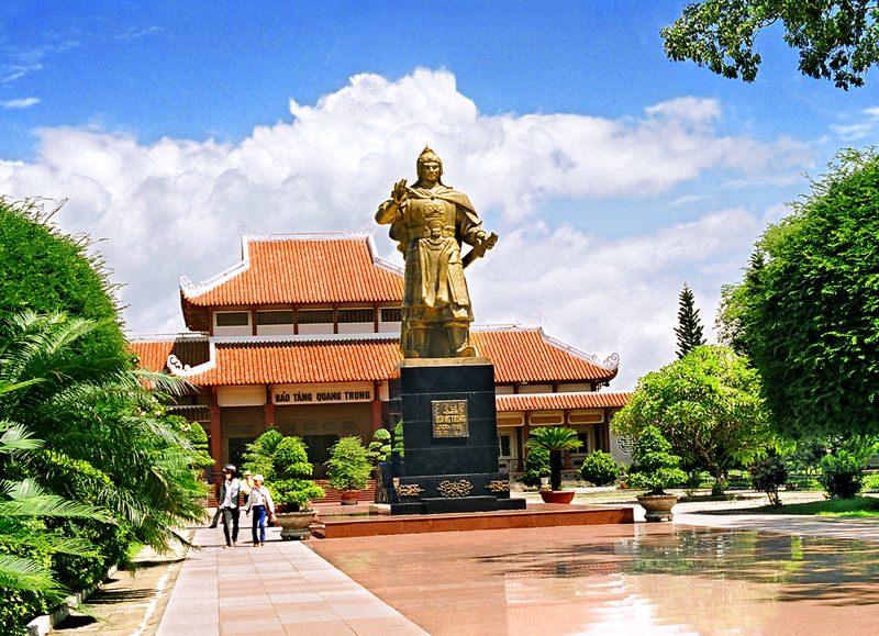 Tượng đài và bảo tàng vua Quang Trung (Bình Định)